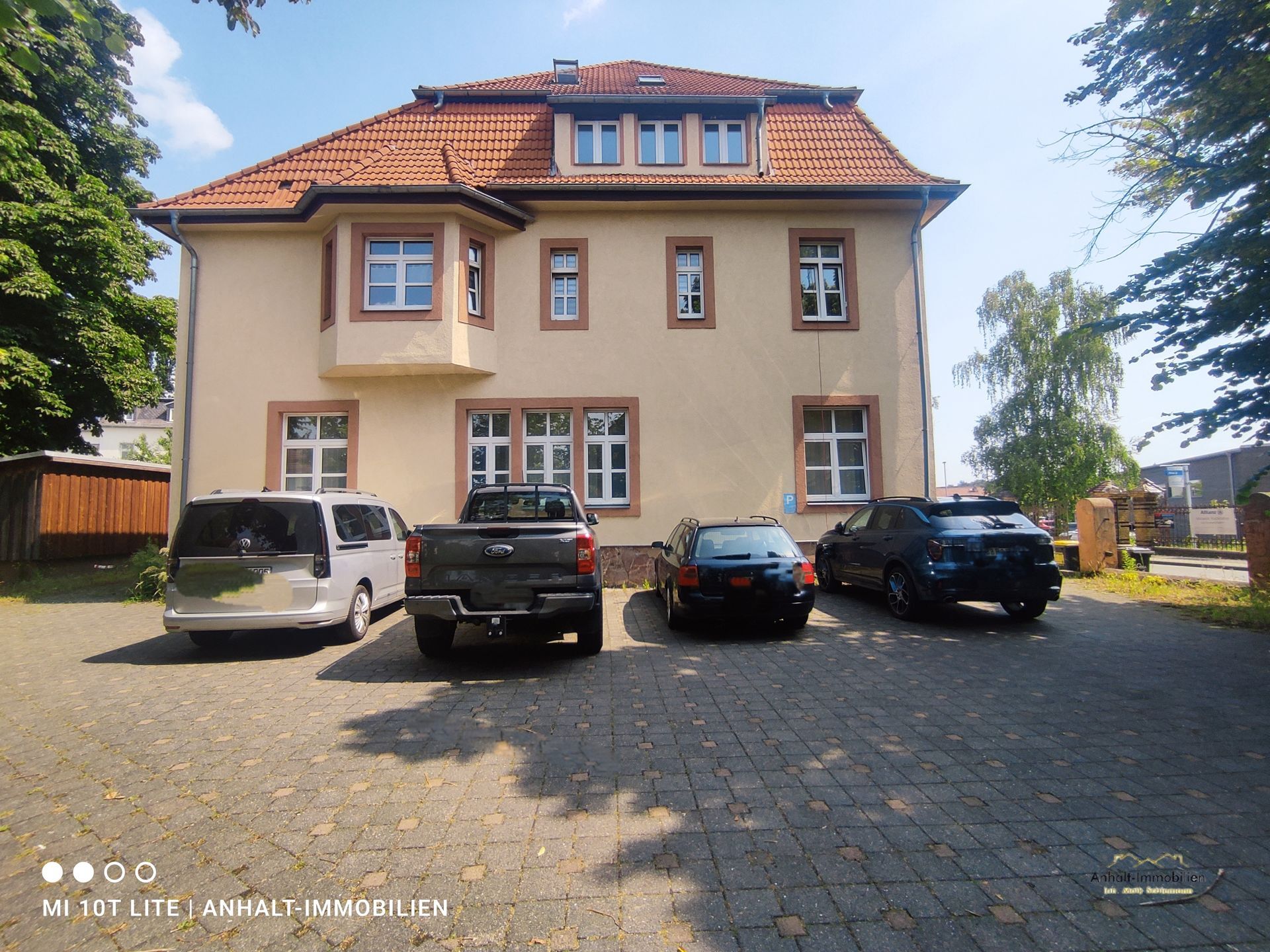 seitliche Ansicht mit PKW-Stellplätzen