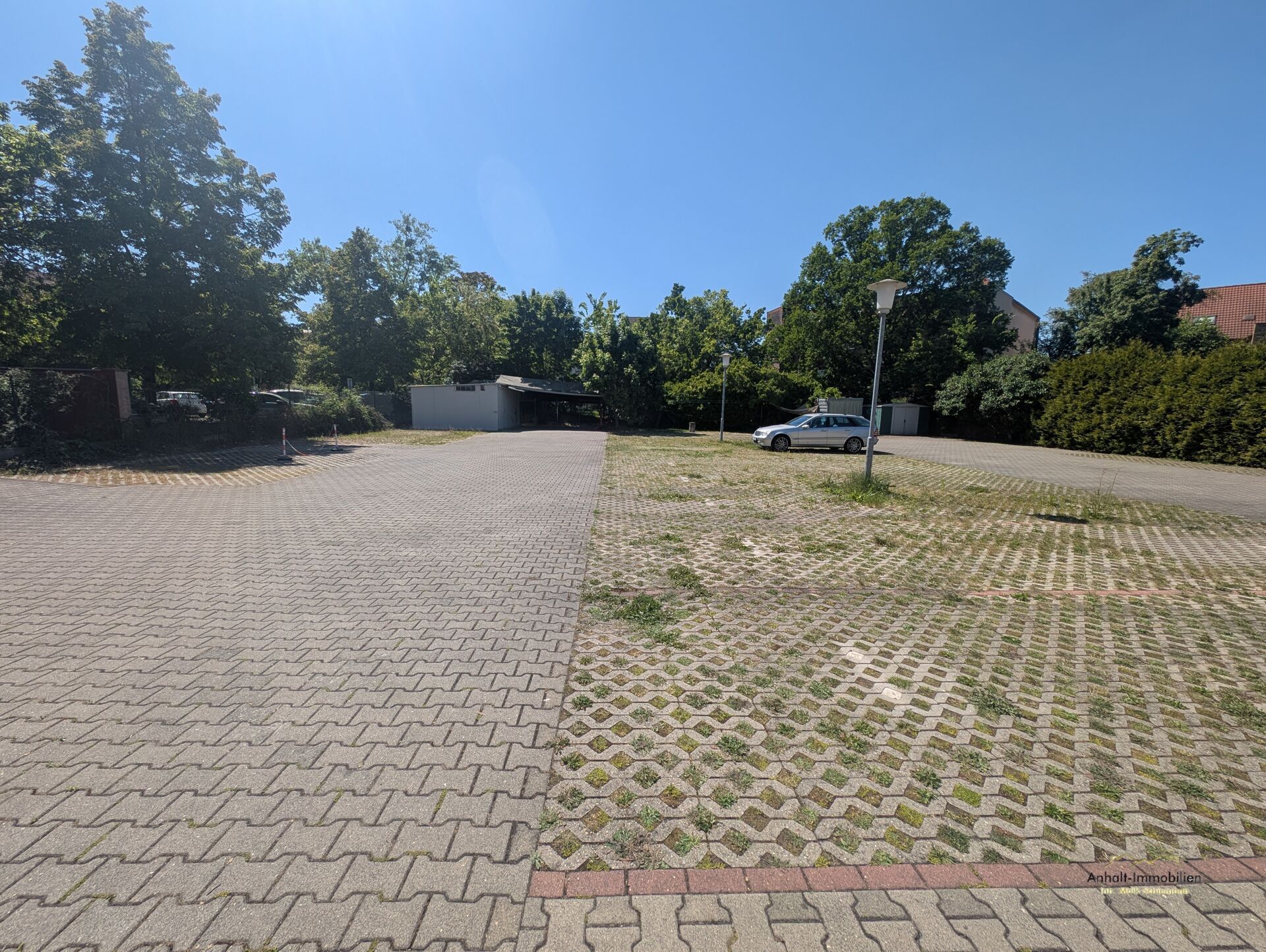 Parkplatzfläche.