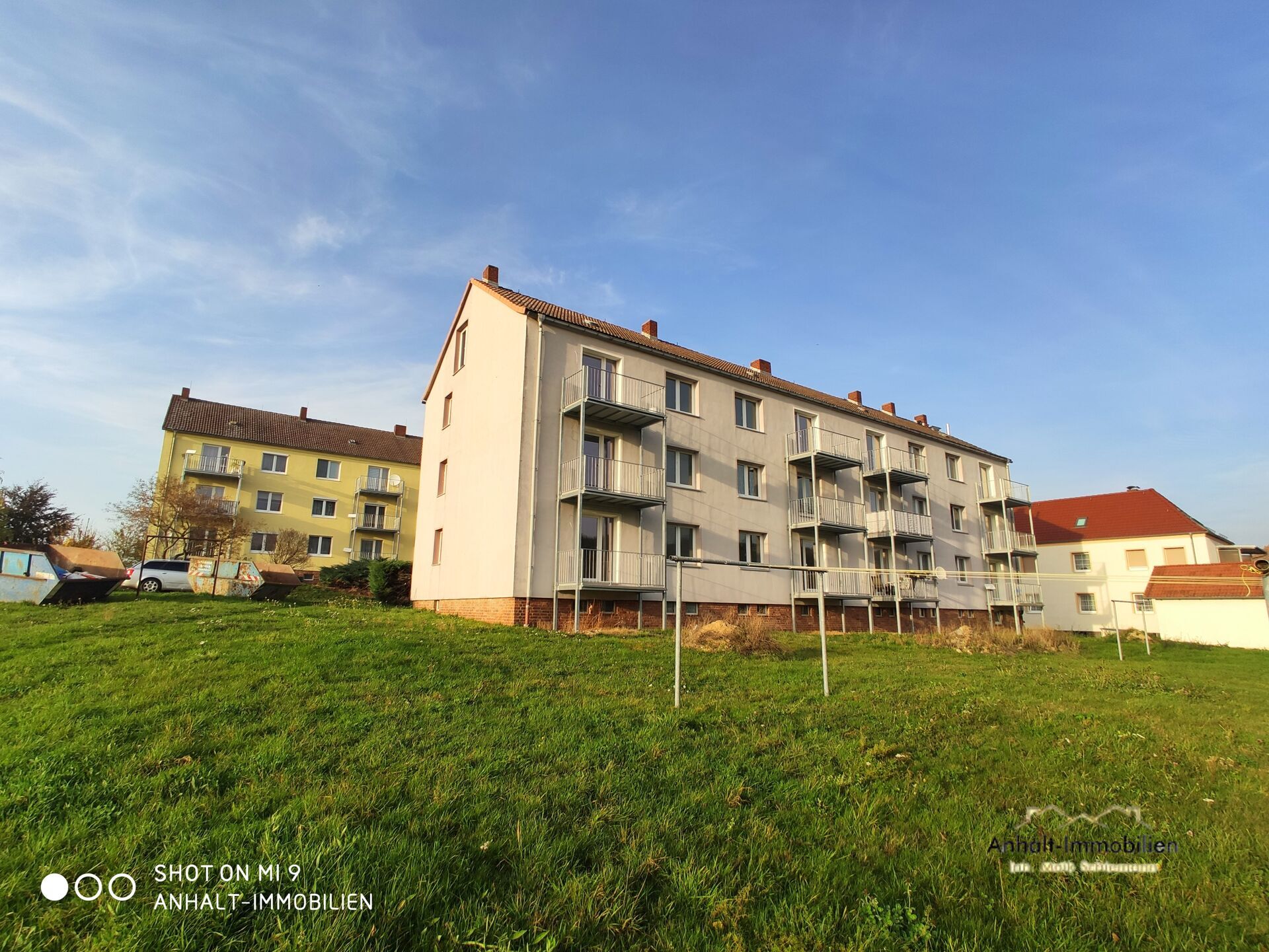 Hausansicht - Wiese mit beiden Blöcken