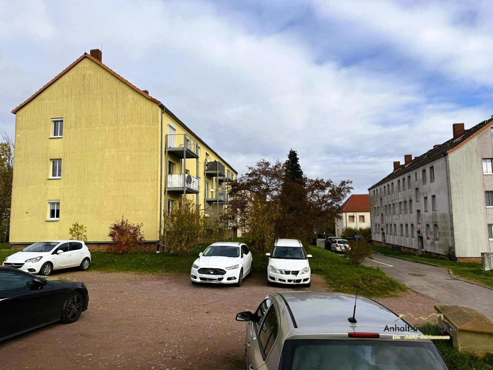 Seitliche Ansicht mit PKW-Stellplätze