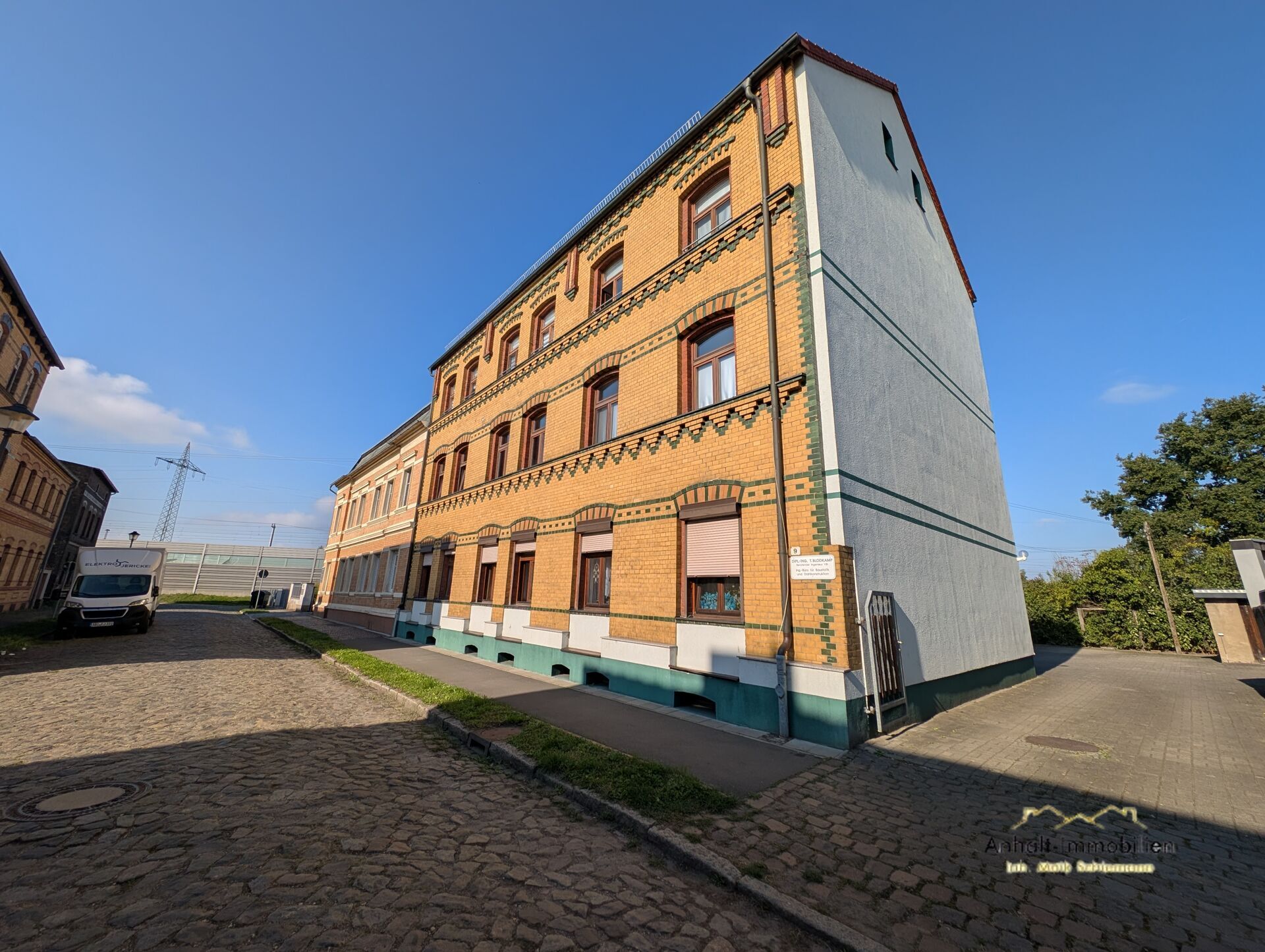Straßenansicht seitlich