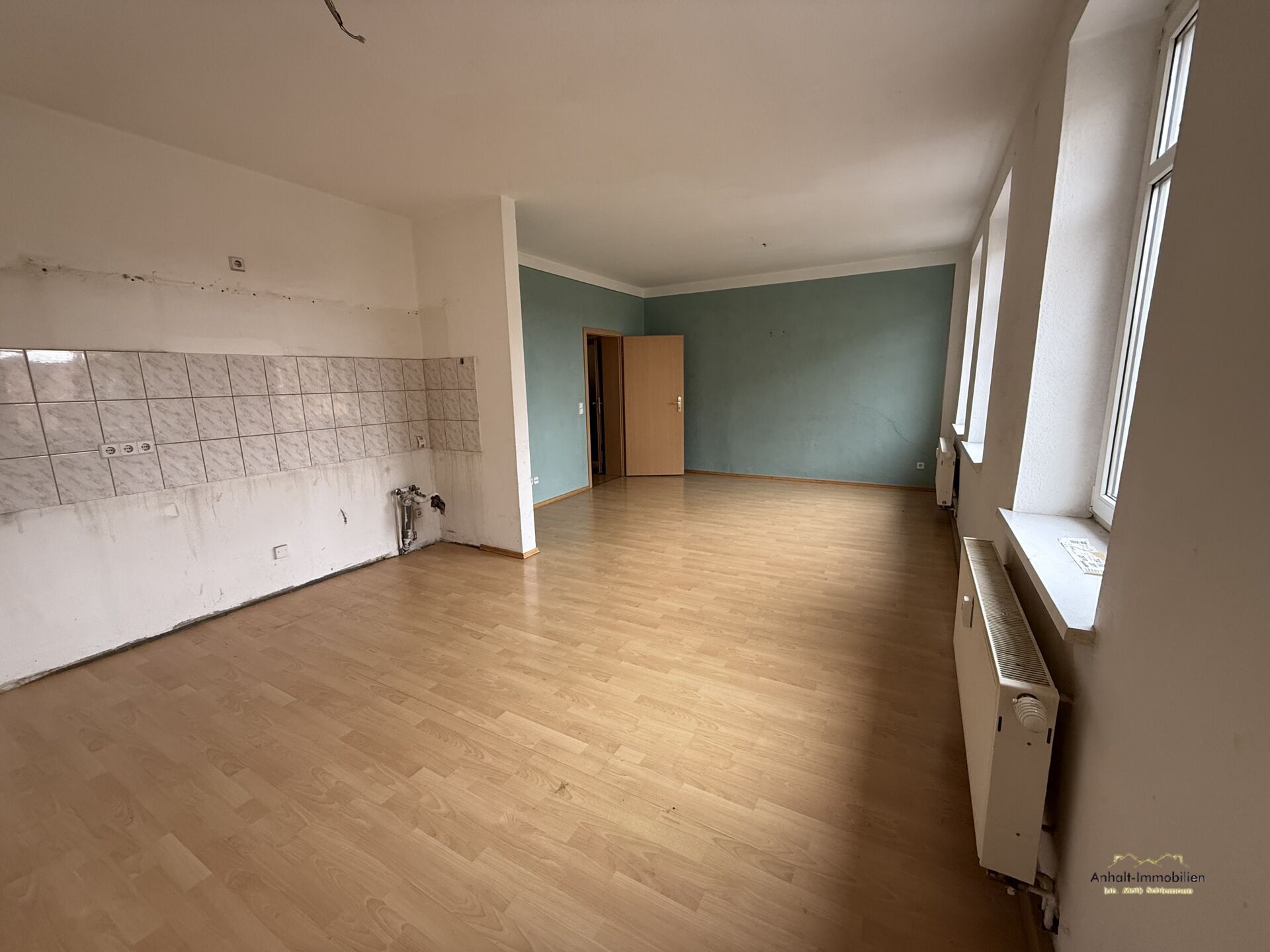 Wohnzimmer mit offner Küche