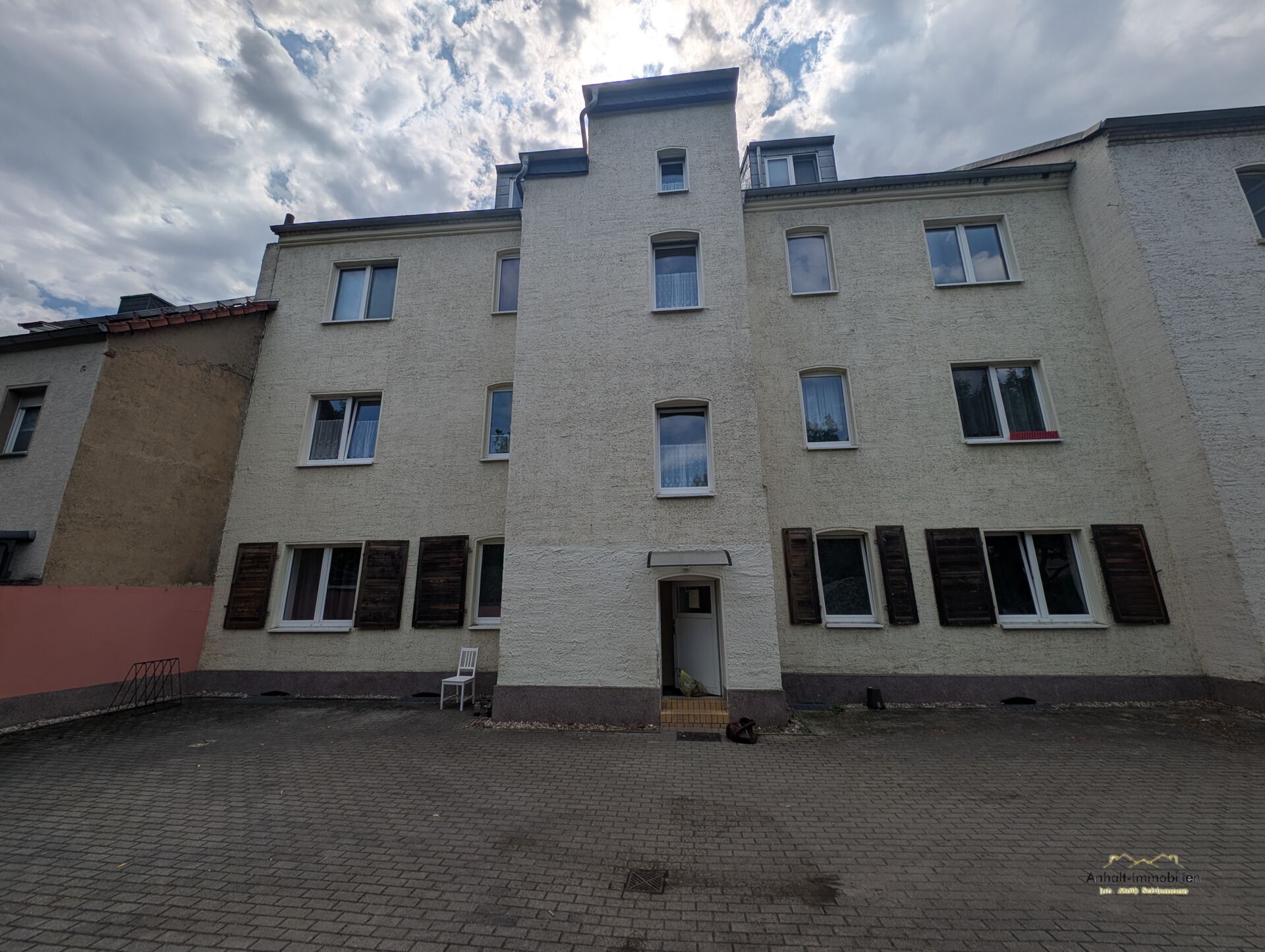 Hofansicht mit Parkflächen