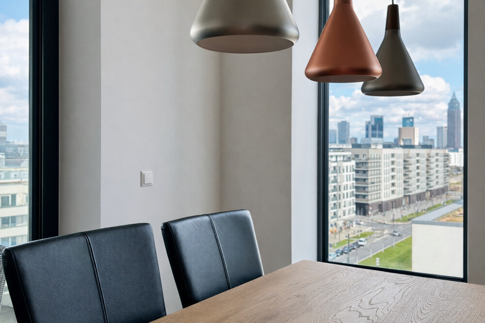 Moderne Essbereich mit Skylineblick