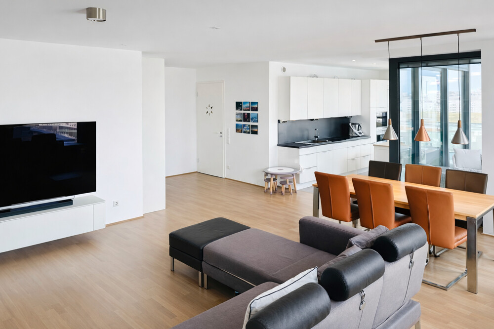 Moderner Wohnraum mit Stadtblick