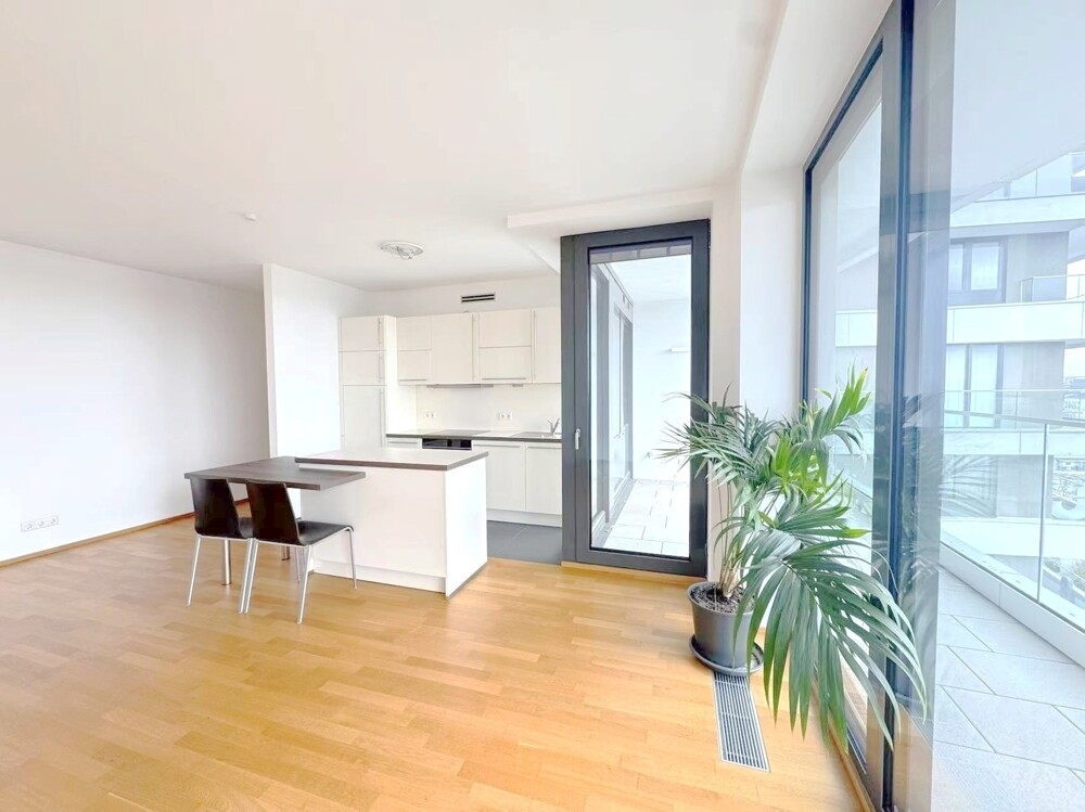 Wohnzimmer mit Küche und Loggia