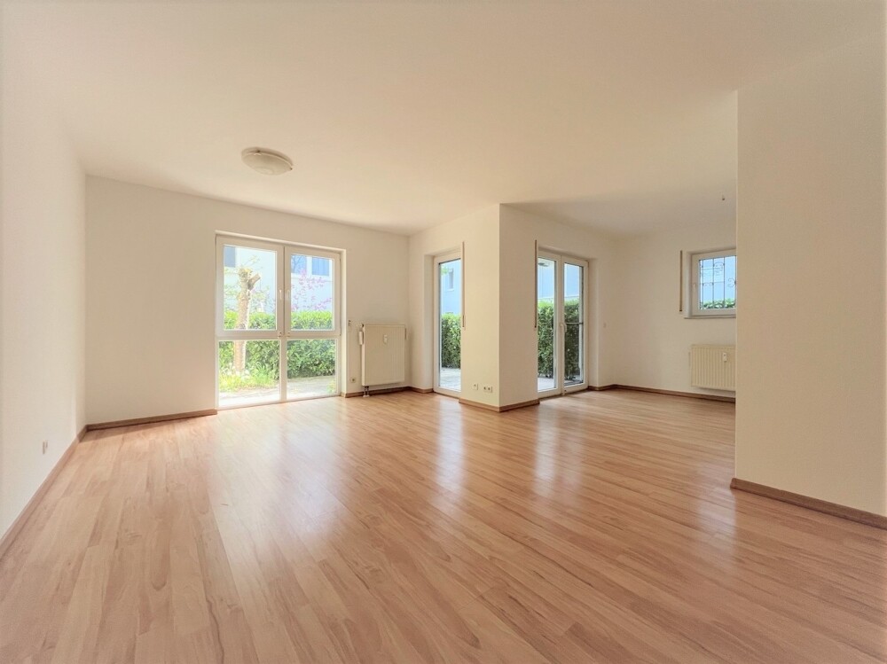 Wohnzimmer mit Zugang zur Terrasse