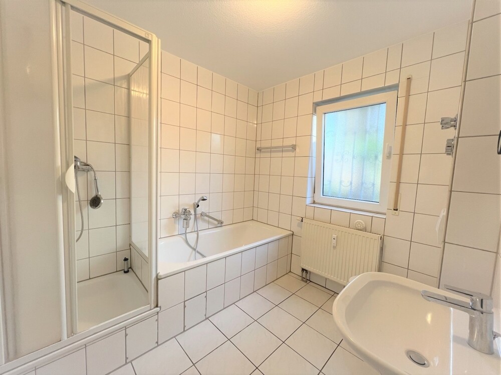 Tageslichtbad mit Badewanne und Dusche