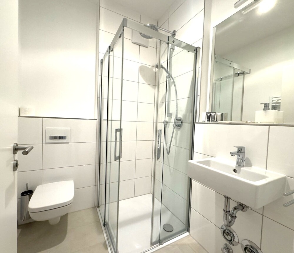 Innenliegendesbad mit Dusche