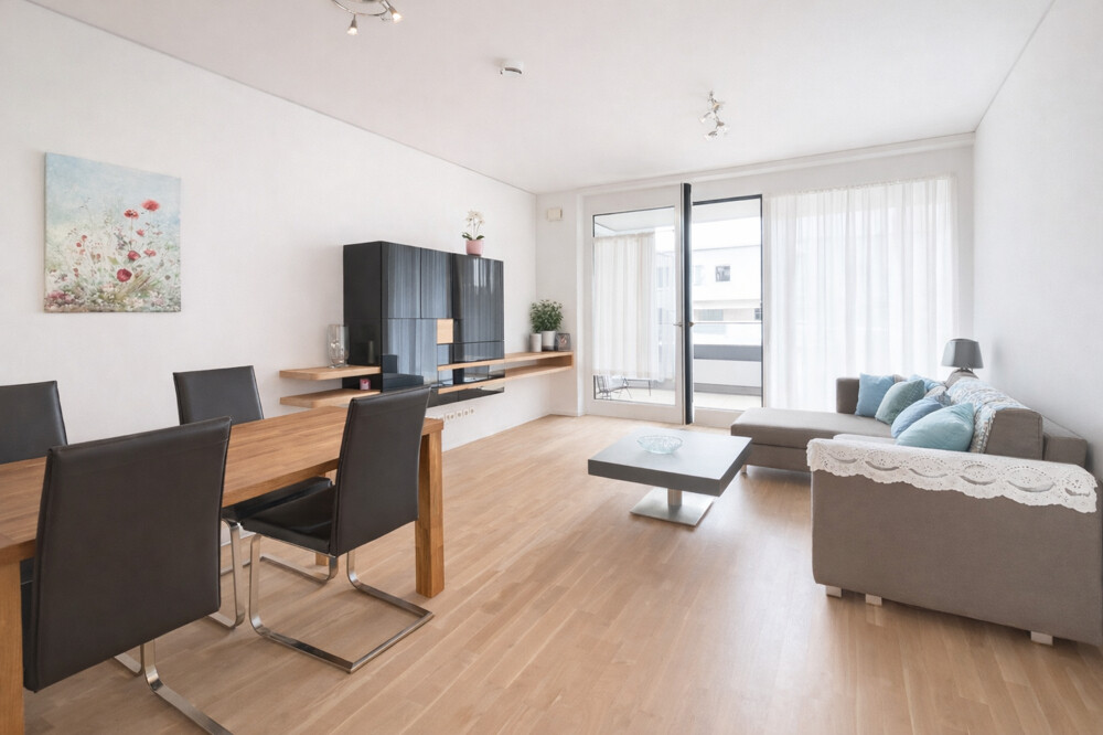 Helles, modernes Wohnzimmer mit hochwertige Möbeln