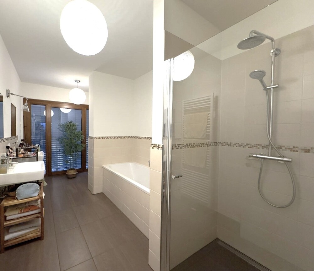 Badezimmer mit Dusche und Badewanne 