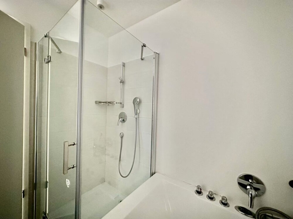 Bad mit Dusche und Badewanne