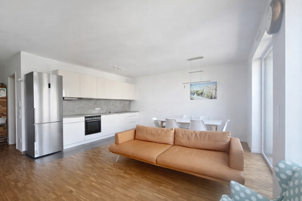 Helles modernes Wohnzimmer und Küche