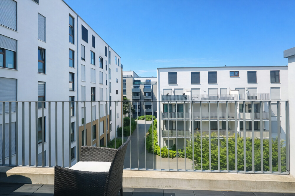 Balkonblick auf modernen Innenhof