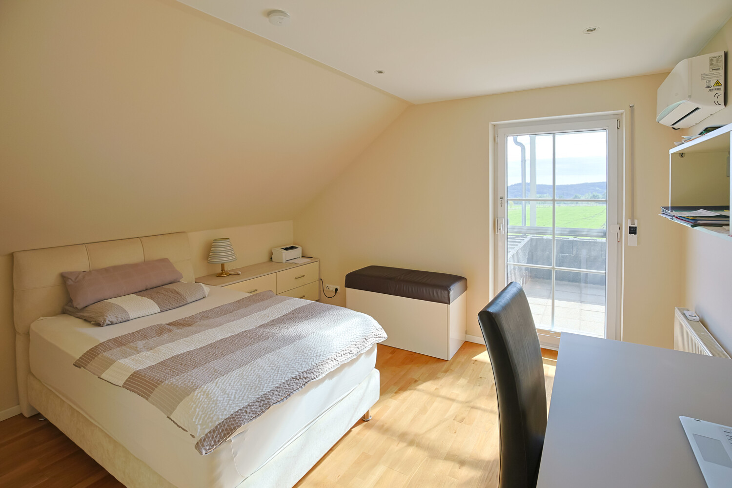 Schlafzimmer 1