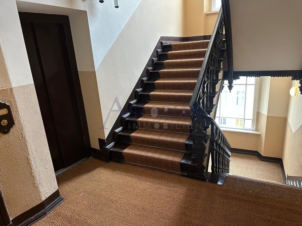 Treppenhaus + Aufzug