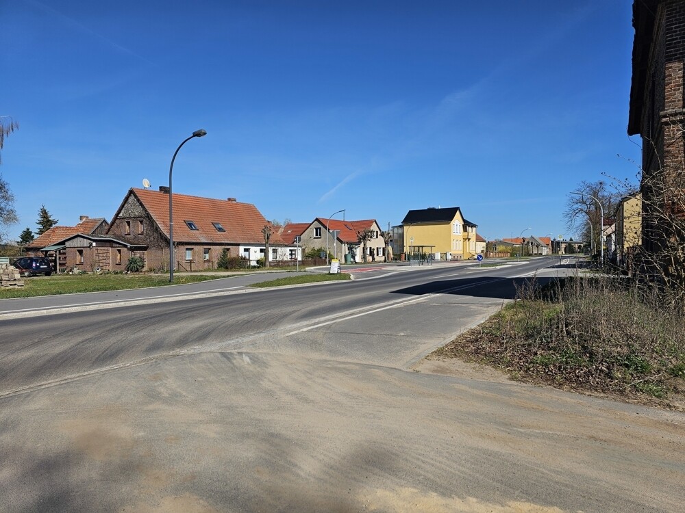 Gegenüberliegende Straße mit Bushaltestelle(0)