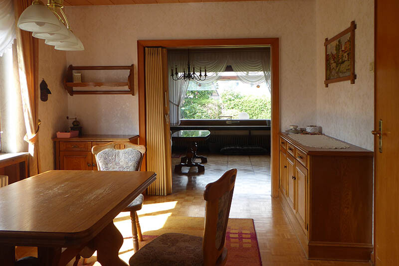 Blick vom Esszimmer zum Wohnzimmer