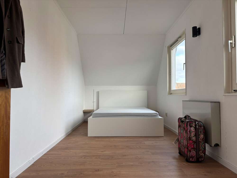 Schlafzimmer mit 2 Fenstern