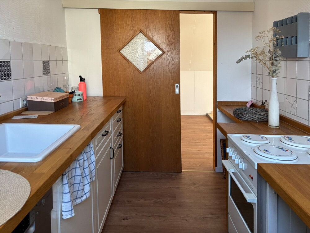 mit stylischer Schiebetür zum Essbereich