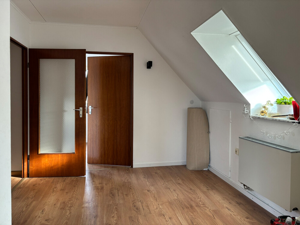 Wohnungsflur mit Licht und Holz