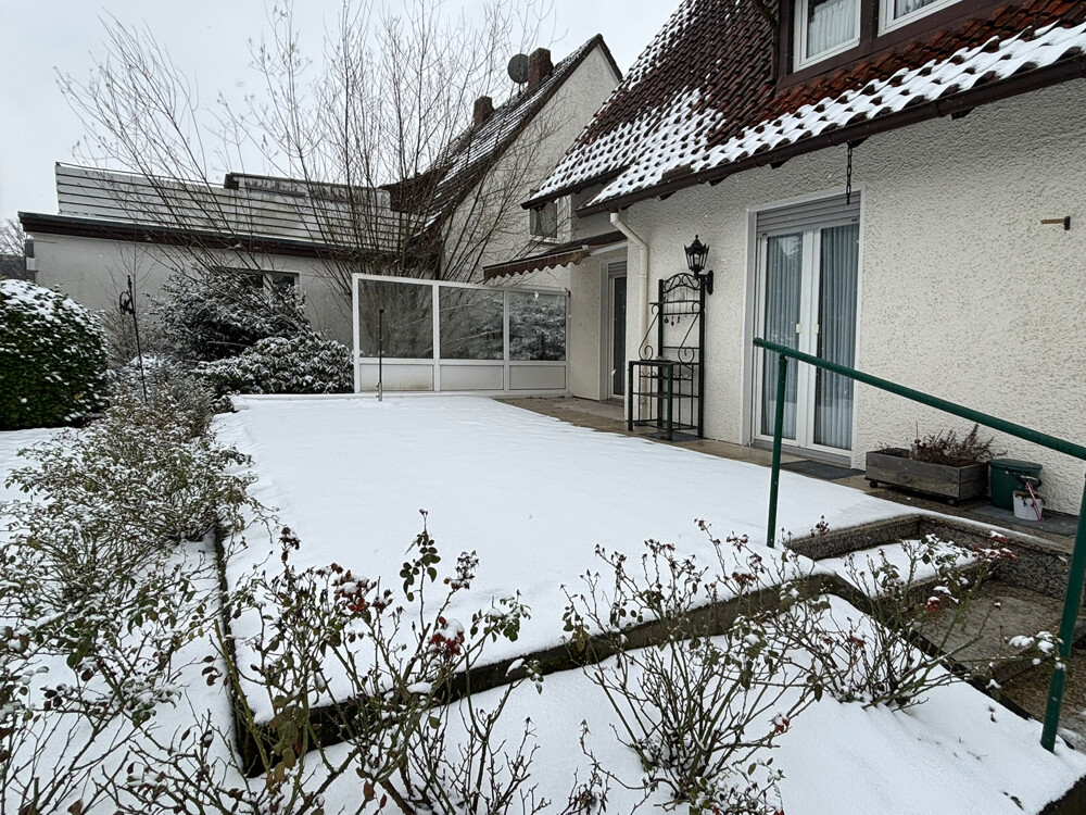 Große Terrasse mit Windschutz