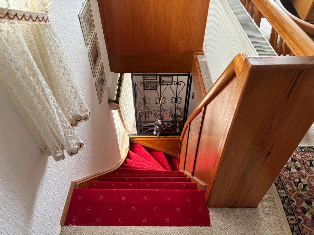 Schöne Holztreppe bis zum Spitzboden