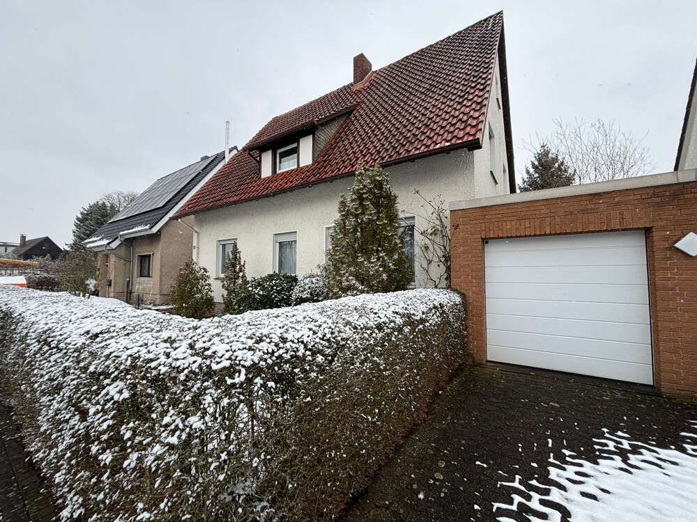 Garage mit Elektrotor und Durchgang zum Garten