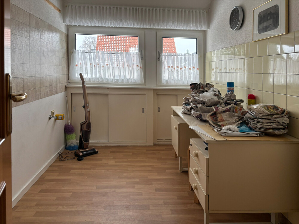 Küche mit Fenstern in der Dachgaube