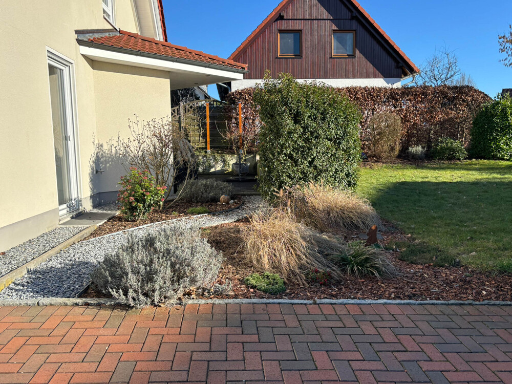 Fußweg vom Hof zur Terrasse