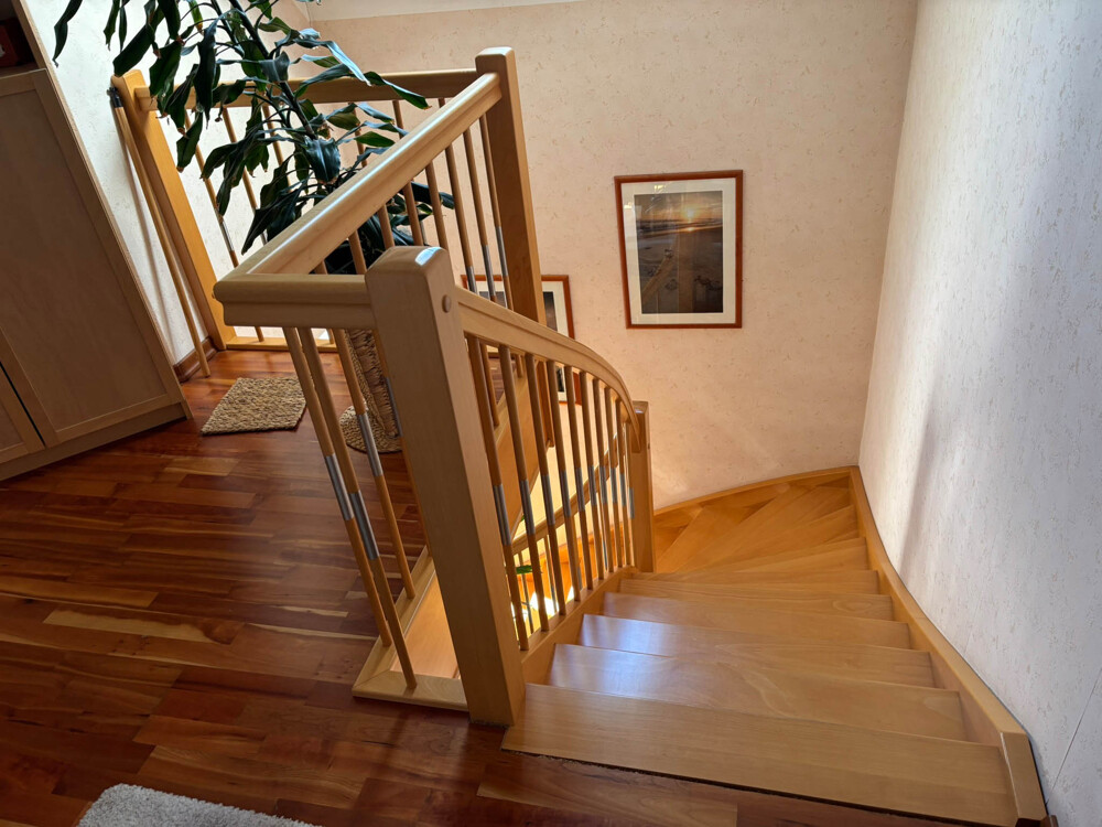 Holztreppe zum Dachgeschoss und Echtholzparkett Kirsche