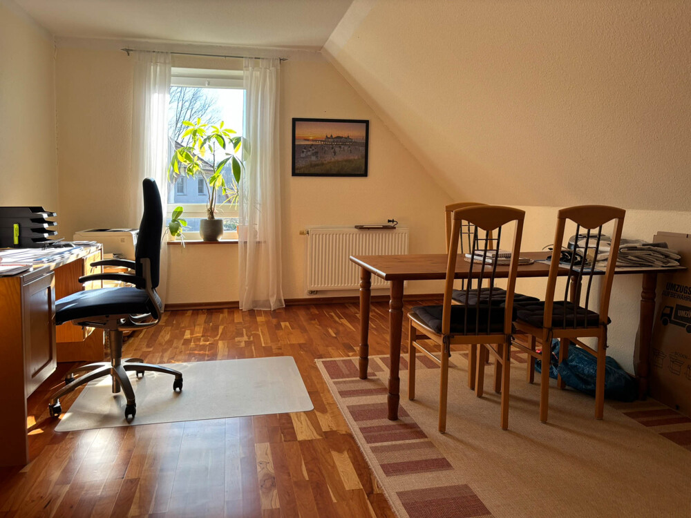 Schlafzimmer mit niedrigen Fensterbrüstungen