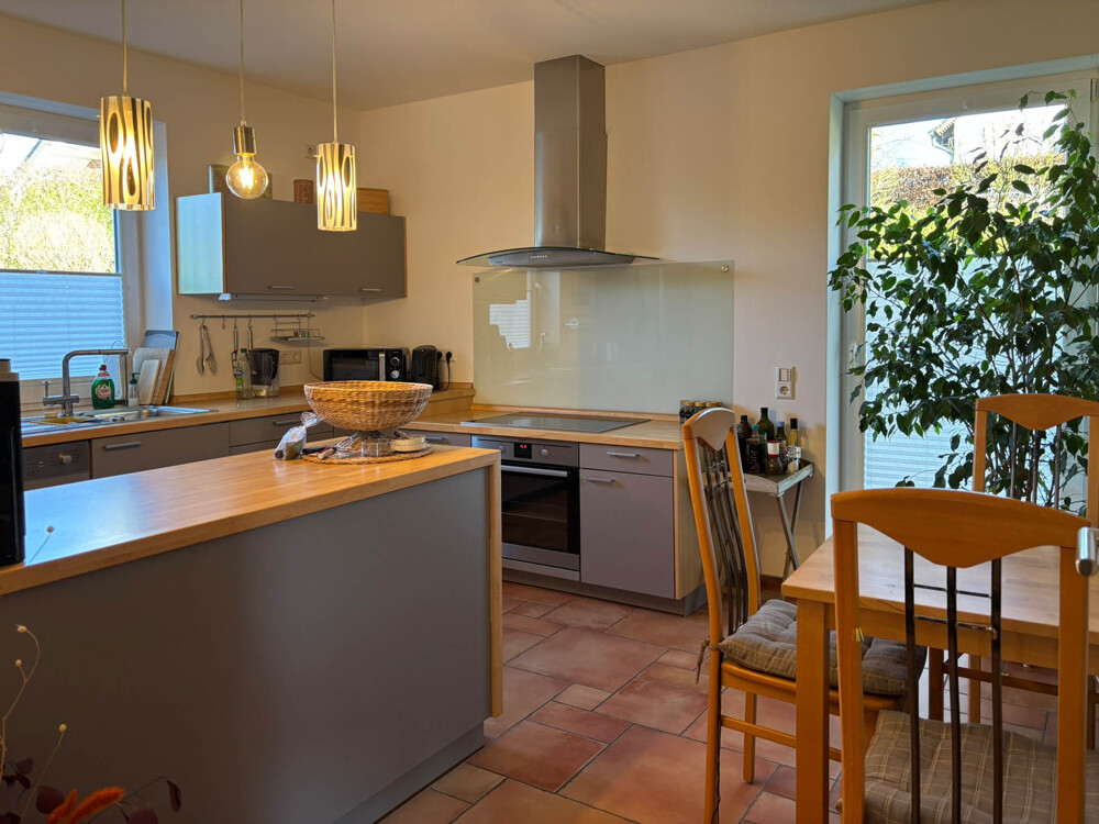 Küche mit Ausgang zum Garten