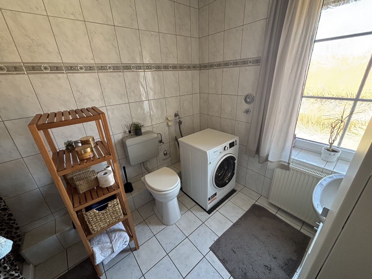 Badezimmer Mietwohnung OG rechts