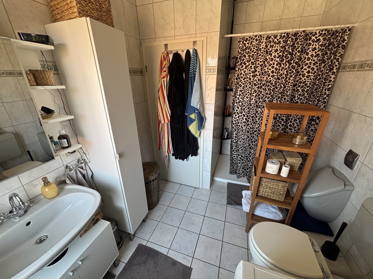 Badezimmer Mietwohnung OG rechts