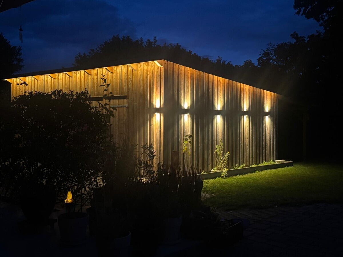 Schuppen beleuchtet