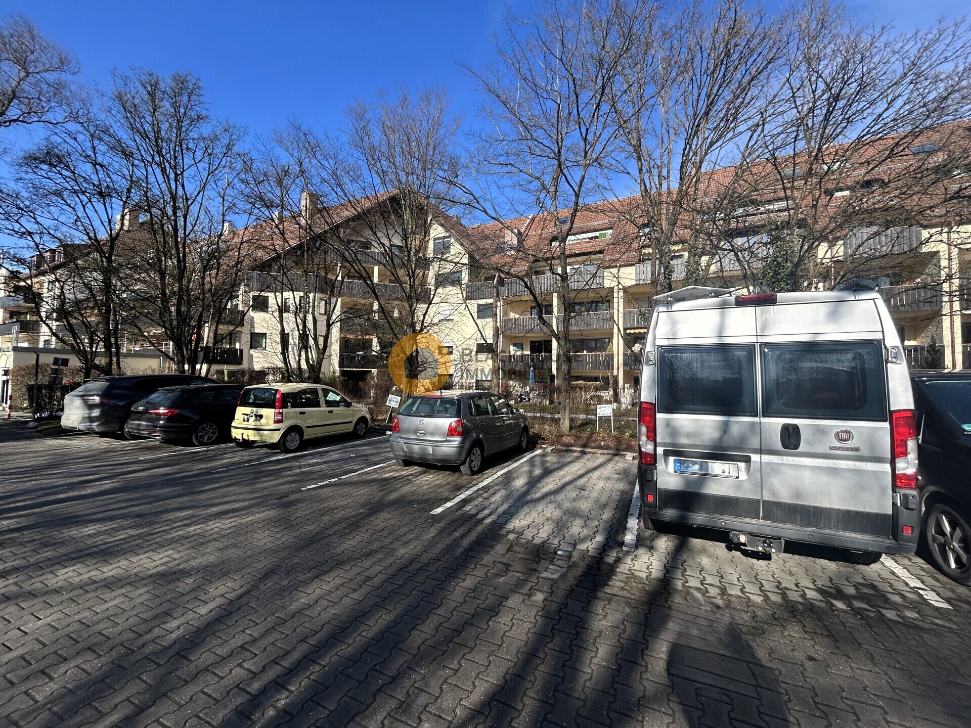 Gesamtgebäude mit Aussenstellplätzen