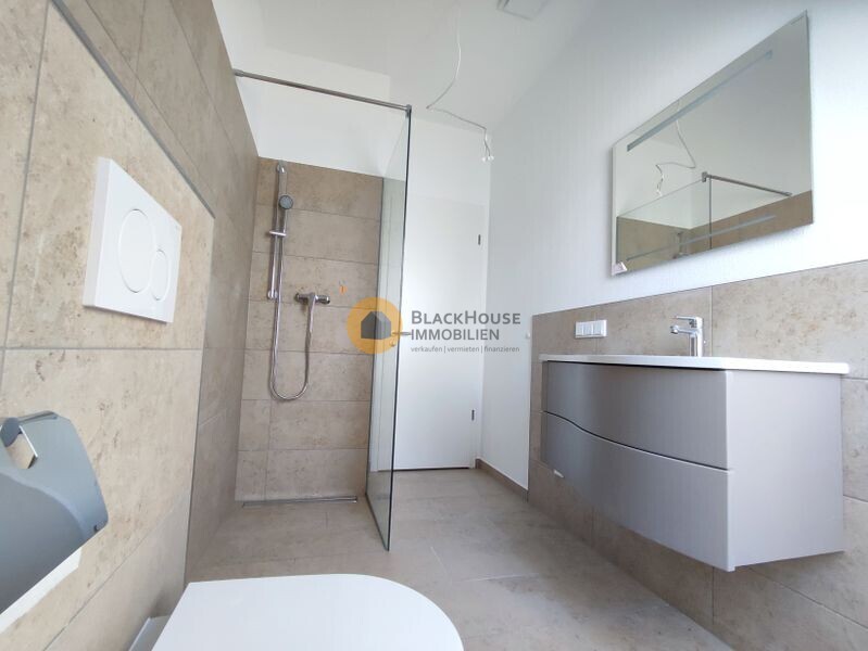 Gästebad mit Dusche und WC
