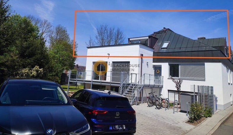 Ansicht Süd mit Außenstellplätze und Radlstellplätzen