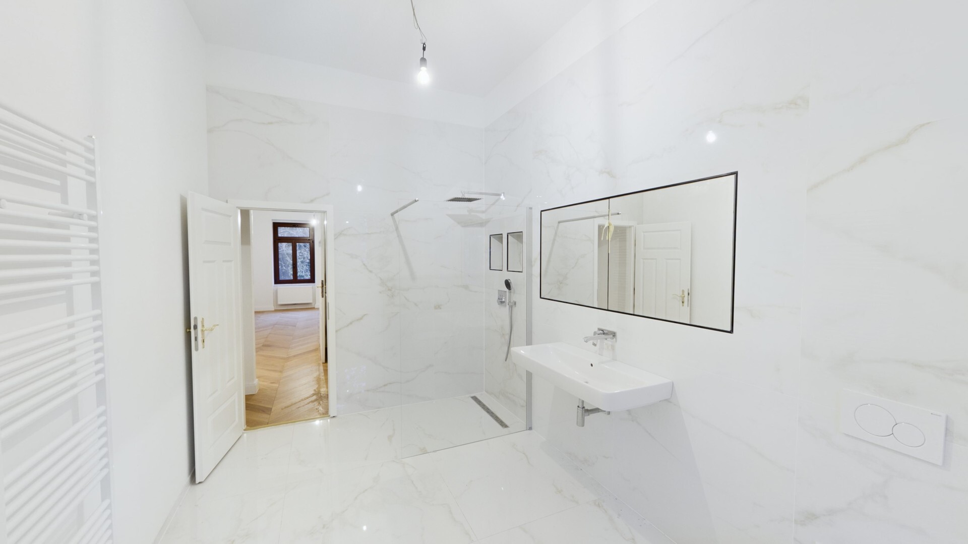 Geräumiges und modernes Badezimmer