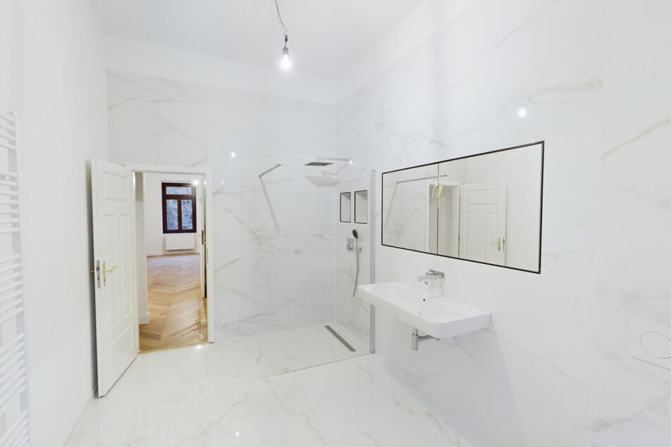 Geräumiges und modernes Badezimmer