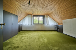 Großzügiges Schlafzimmer