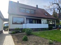 Hausansicht mit Balkon