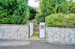 Straßenzugang der Gartengeschosswohnung