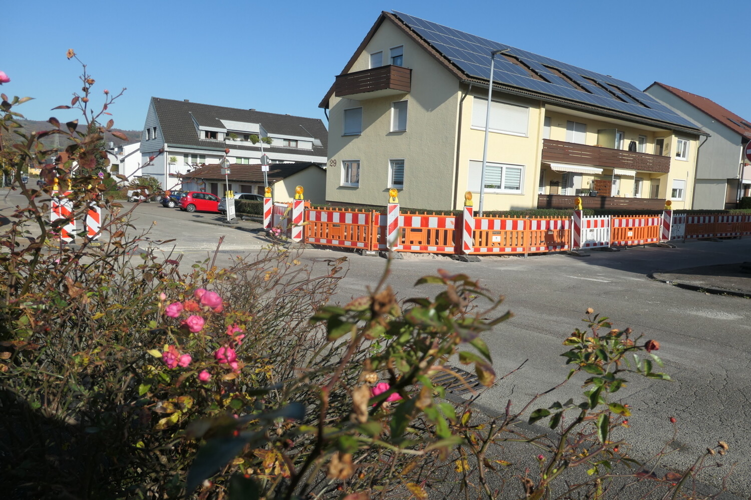 Blick aufs Gebäude mit PV Anlage