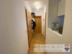 Flur mit Blick zu Schlafzimmer und Wohnungstür