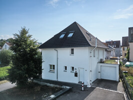 Hauseingangsseite mit Garage