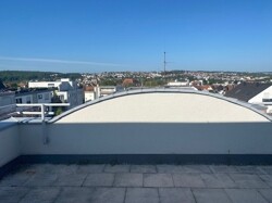 Blick vom Wohnzimmer auf die Terrasse