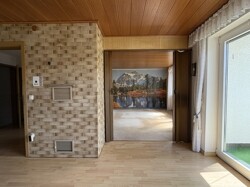 Esszimmer mit Durchgang zum Wohnzimmer