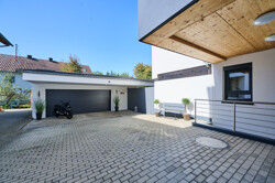 Hofbereich mit Garage
